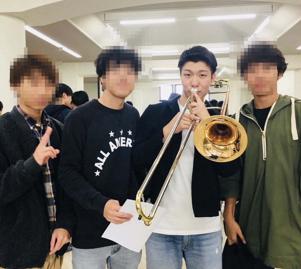 ジャズサークルのライブのあと。手にはトロンボーン